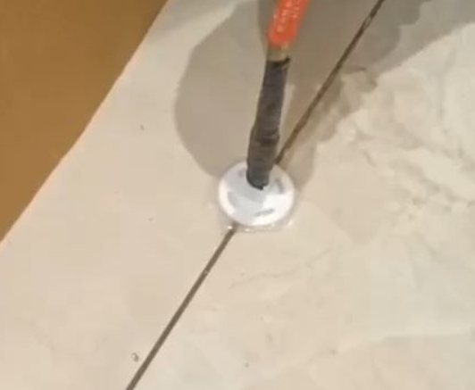 东川瓷砖空鼓维修公司专业解答瓷砖在铺贴过程中，如果没有涂抹均匀到位的粘结材料（如水泥砂浆或瓷砖胶），可能会导致以下问题